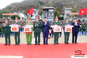 Son La’s young people set off for military service