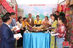 Ban Flower Festival promotes Van Ho district’s culinary quintessence