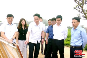 Provincial chairman inspects building of Moc Chau district into township