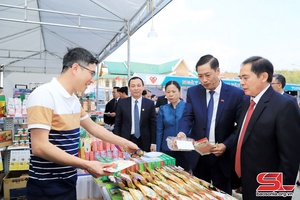 Numerous activities held during Son La – Houaphanh Tourism and Culture Festival 2024
