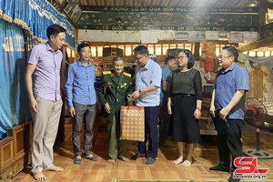 Muong La officials visit, present gifts to former Dien Bien soldiers, youth volunteers
