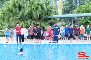 Free swimming classes for Moc Chau children during summer