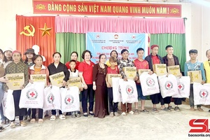 Hội Chữ thập đỏ huyện Thường Tín thăm, tặng 250 suất quà cho người nghèo xã Chiềng Khừa