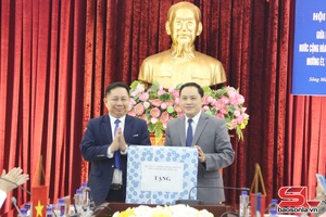 'Vun đắp mối quan hệ hợp tác hữu nghị với các huyện của nước bạn Lào