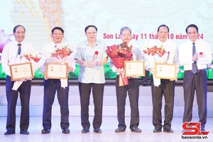 'Giữ vững danh hiệu chi bộ trong sạch, vững mạnh