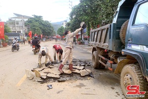 Tập trung xử lý môi trường sau mưa lũ