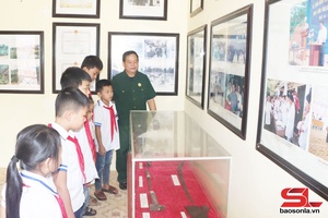 'Về quê hương cách mạng Mường Chanh