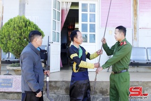 'Tuyên truyền, vận động thu hồi vũ khí, vật liệu nổ, công cụ hỗ trợ