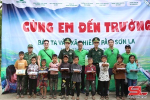 'Nâng bước em đến trường ở xã biên giới Phiêng Pằn