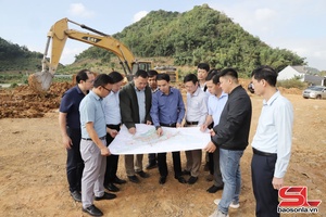 'Đồng chí Phó Chủ tịch UBND tỉnh kiểm tra tiến độ triển khai các dự án trên địa bàn phường Chiềng Cơi và Chiềng Sinh