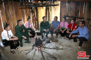 'Mỗi người dân là một “cột mốc sống”