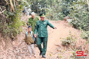 'Người “cha nuôi” dưới chân núi Pha Luông