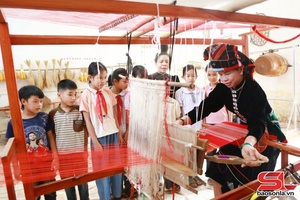 'Giữ lửa nghề dệt thổ cẩm bên dòng sông Đà