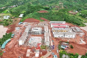 'Gấp rút hoàn thành trường nội trú liên cấp vùng biên giới