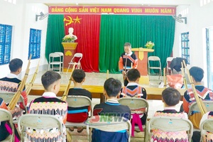 Lớp học khèn Mông ở Háng Chơ