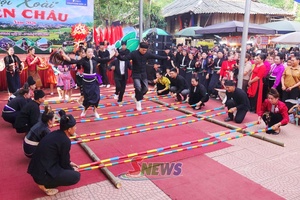 'Giữ gìn bản sắc văn hóa gắn với phát triển du lịch