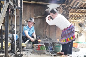 'Giữ lửa nghề rèn của người Mông ở Nong Tầu