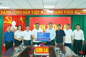 Tiếp nhận gần 50 triệu đồng ủng hộ Quỹ “Vì người nghèo”