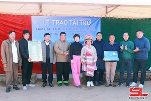 Đoàn thiện nguyện trao kinh phí hỗ trợ xã Ngọc Chiến