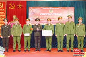Đồng chí Giám đốc Công an Sơn La thăm, tặng quà tại huyện Vân Hồ