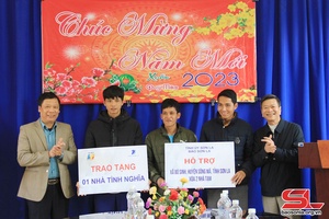Báo Sơn La thăm, tặng quà xã Bó Sinh