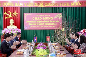 Đoàn công tác Huyện ủy Sầm Nưa đến thăm và chúc tết Thành ủy Sơn La