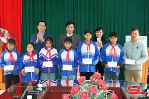 Mang mùa xuân đến với học sinh hoàn cảnh khó khăn