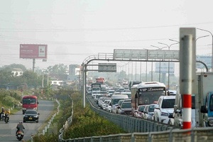 Người dân quay trở lại các đô thị lớn sau Tết
