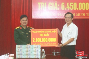 Trao thưởng cho khách hàng trúng giải đặc biệt vé xổ số kiến thiết miền Bắc