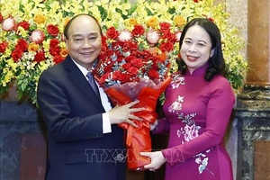 'Bàn giao công tác giữa nguyên Chủ tịch nước Nguyễn Xuân Phúc và Quyền Chủ tịch nước Võ Thị Ánh Xuân
