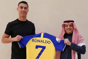 Ronaldo gia nhập Al Nassr với bản hợp đồng kỷ lục
