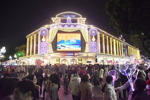 Không khí hân hoan đón năm mới tràn ngập mọi miền
