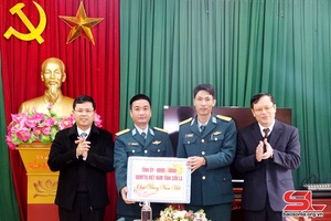 Đồng chí Chủ tịch HĐND tỉnh thăm, chúc tết tại huyện Mai Sơn