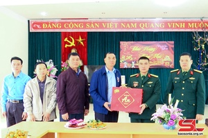 Đoàn cán bộ Bộ CHQS tỉnh Hủa Phăn thăm, chúc tết Ban CHQS huyện Bắc Yên