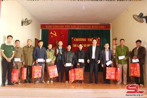 Đồng chí Chủ tịch Ủy ban MTTQ Việt Nam tỉnh thăm, chúc tết tại huyện Quỳnh Nhai