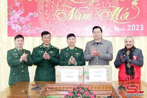 Trao tặng các ấn phẩm báo xuân cho Bộ đội Biên phòng tỉnh