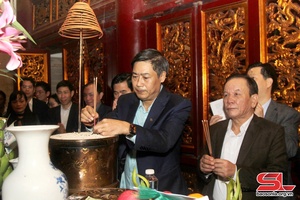 Đoàn đại biểu tỉnh Sơn La dâng hương, trồng cây tại Khu di tích lịch sử Đền Hùng