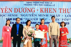 Tuyên dương học sinh nhặt được của rơi, trả người đánh mất