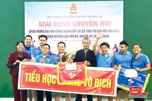 Bế mạc Giải bóng chuyền hơi chào mừng Đại hội Công đoàn huyện Mường La