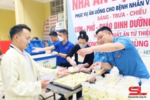 '"Bữa cơm nhân ái", ấm lòng người bệnh 
