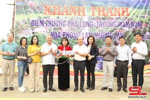 Đồng chí Trương Quang Nghĩa, nguyên Ủy viên Ban Chấp hành Trung ương Đảng,  nguyên Bí thư Tỉnh ủy Sơn La dự khánh thành nhà lớp học tại huyện Sốp Cộp