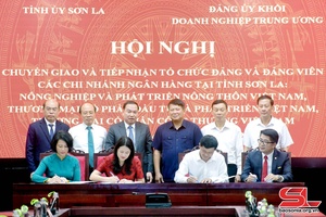 Chuyển giao và tiếp nhận tổ chức đảng, đảng viên các chi nhánh ngân hàng thương mại tại tỉnh Sơn La