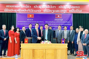 Đồng chí Chủ tịch Ủy ban MTTQ Việt Nam tỉnh Sơn La thăm và làm việc tại tỉnh Hủa Phăn