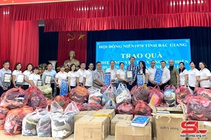  Hội Đồng niên 1970 tỉnh Bắc Giang tặng quà xã Ngọc Chiến 