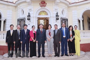 Chủ tịch Quốc hội gặp mặt đại diện cộng đồng người Việt ở Cuba
