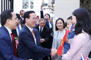 Chủ tịch nước thăm Đại sứ quán và cộng đồng người Việt tại Anh
