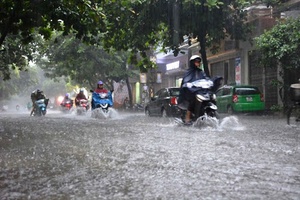 Mưa lớn diện rộng trên cả nước, đề phòng lốc sét, gió giật mạnh
