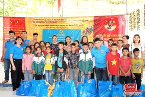 Hội Lái xe 26 tặng 100 suất quà cho học sinh nghèo