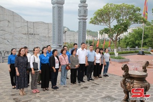 'Dâng hương, dâng hoa Đền thờ Bác Hồ và Đài tưởng niệm Liệt sĩ TNXP Ngã ba Cò Nòi
