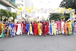 Hơn 6.000 tà áo dài tô thắm phố biển Nha Trang
